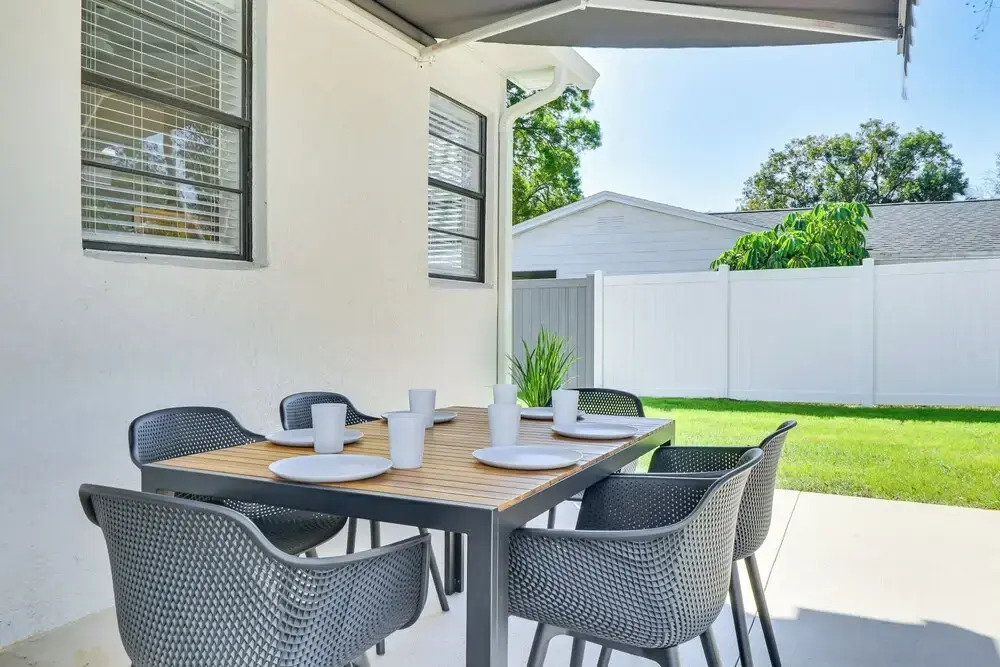 Lakeland Retreat: Private Heated Pool & Yard Games