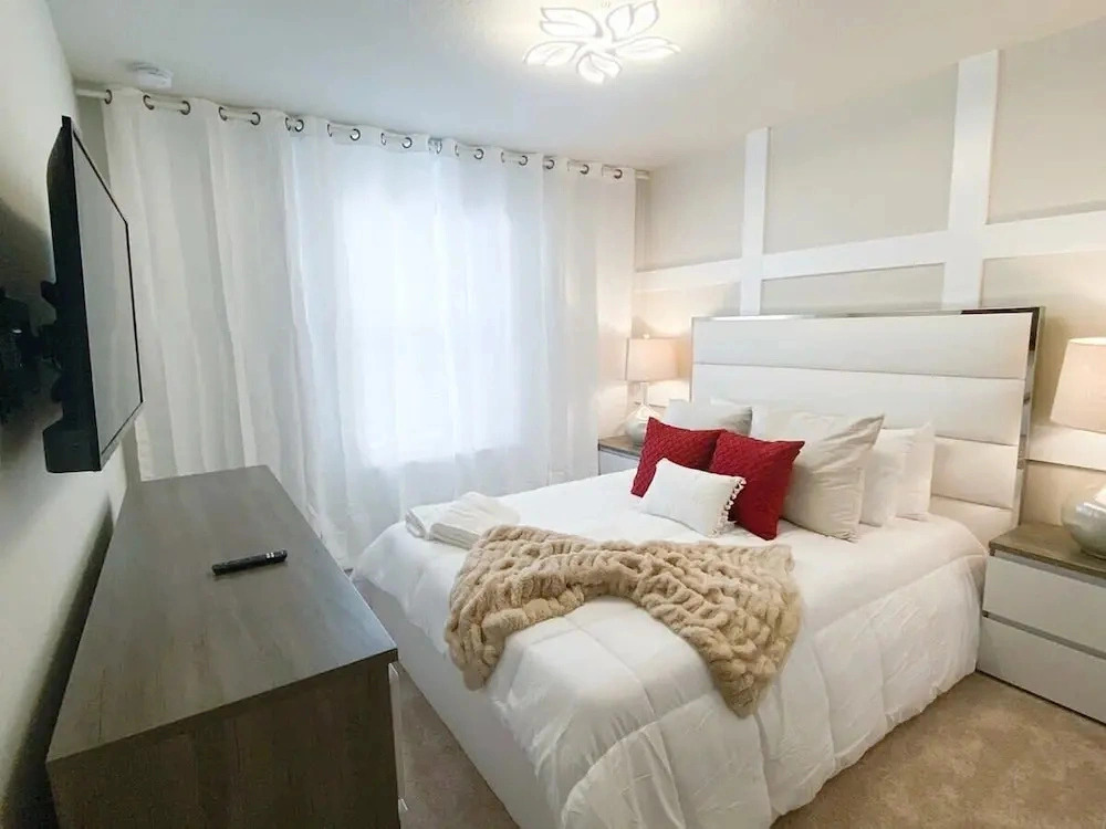 Spacious Townhouse w/ Pool & Free Parking Near Disney