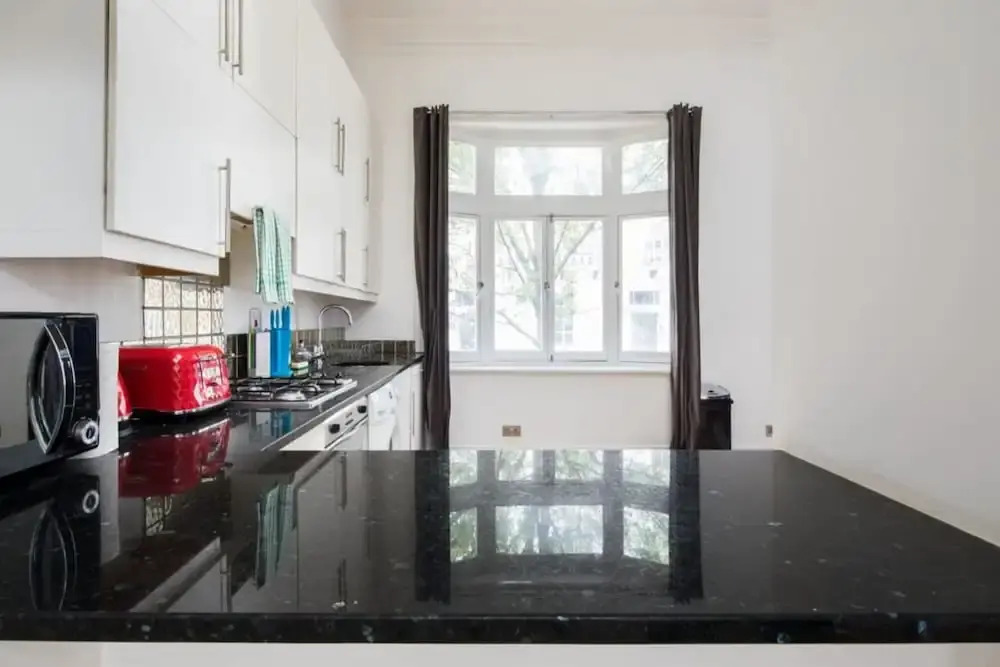 The Queensway Retreat - Modern & Bright 2bdr Home