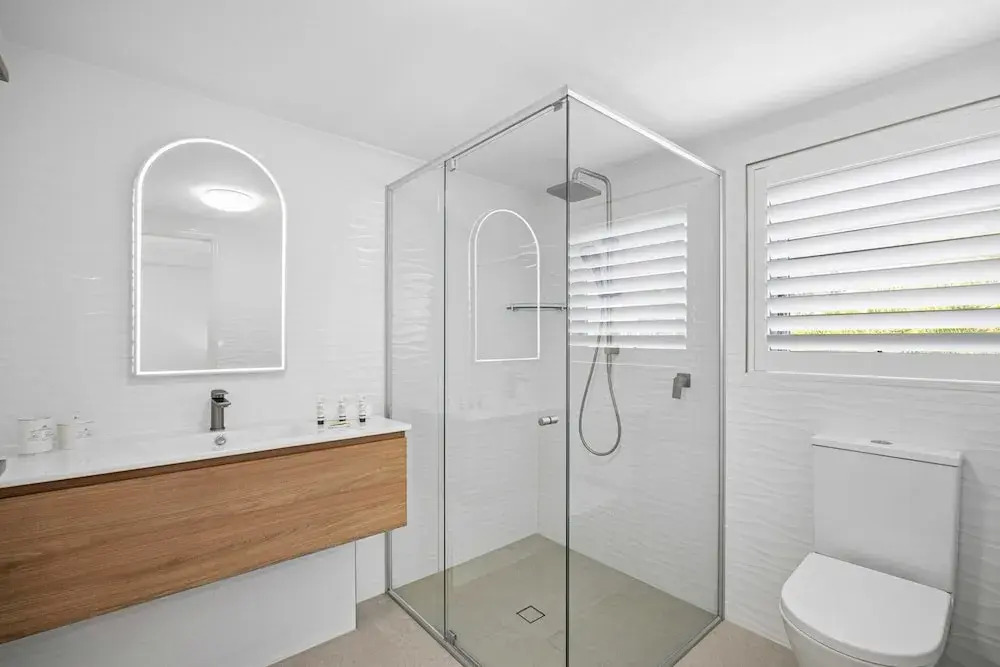 Beachside 2-bed With Pools, Gym, BBQ and Parking