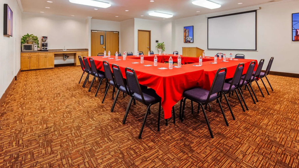 Best Western Club House Inn & Suites