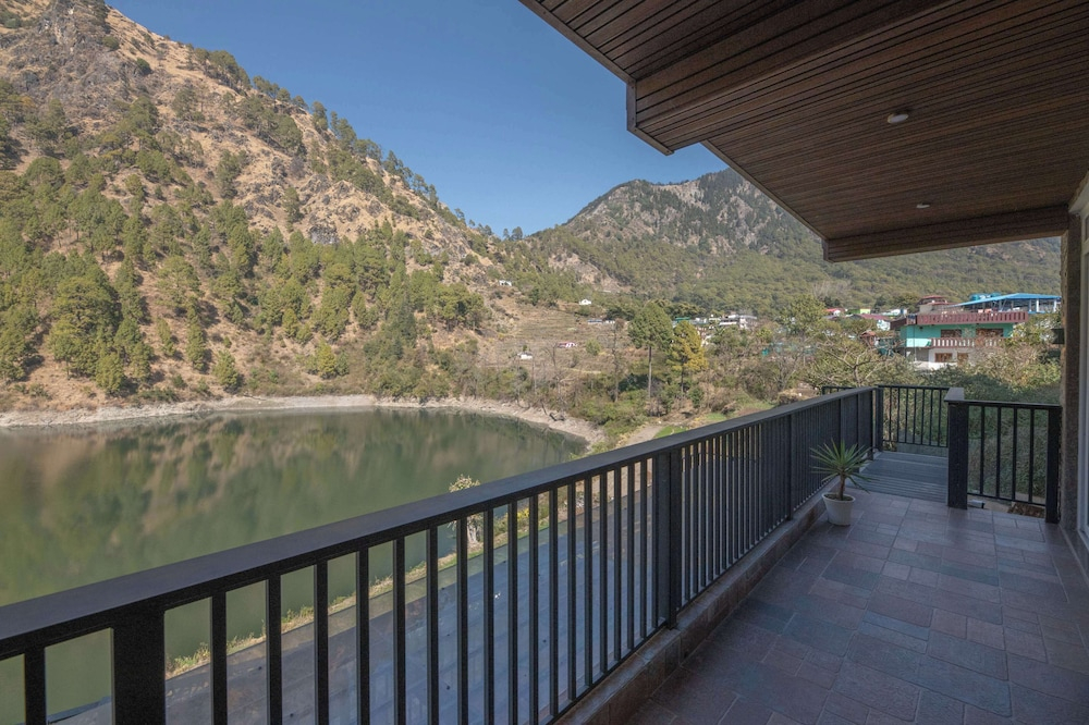 Alaya Stays Lakefront Escape 2BHK Suite