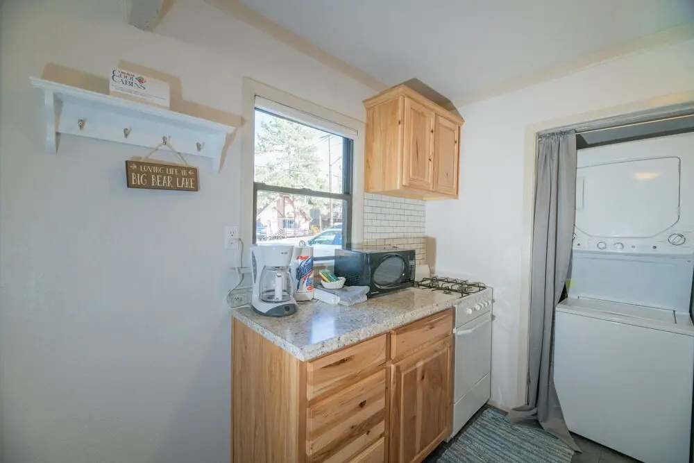 The Burrow - Charming, Cozy Cabin Close To The Lake And The Village! Fire Place! 1 Bedroom Home