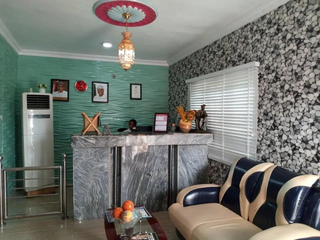 Multifield Hotel & Suites