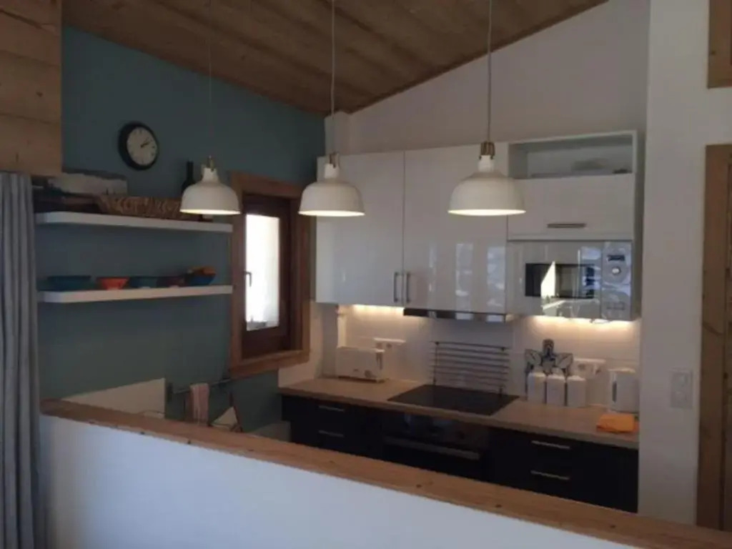 Luxury Apartment, 350m to ski lift, south facing, close to town centre