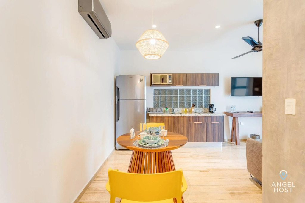 Chic Condotel with Roof Pool 10-Min Walk to Beach