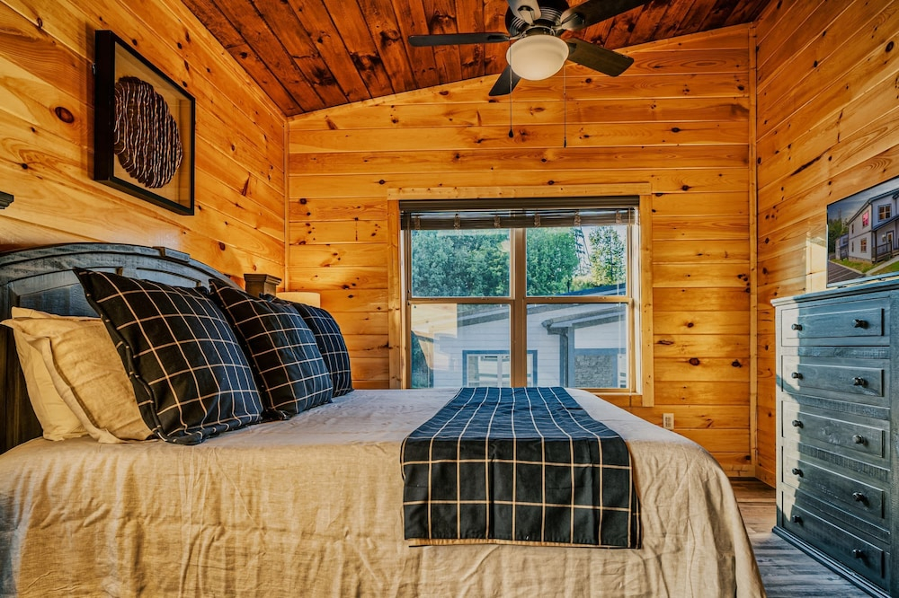 Stylish New 5BR 4BA Cabin Steps From Dollywood
