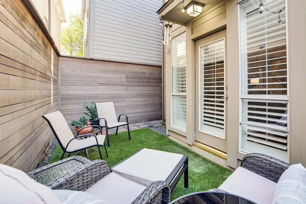 Uptown Dallas Group Getaway Near Art, Eats & More