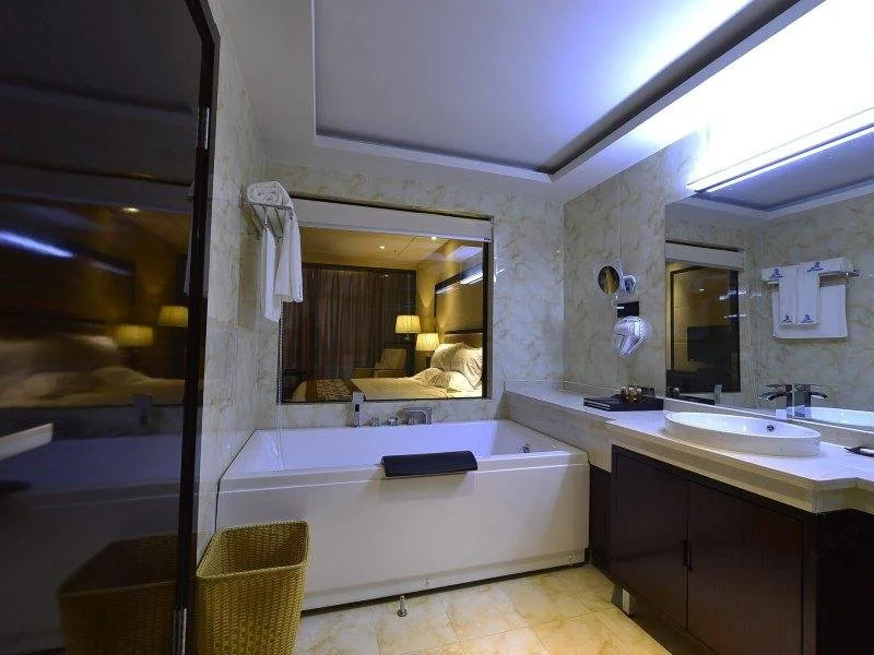 Huang He  International   Hotel