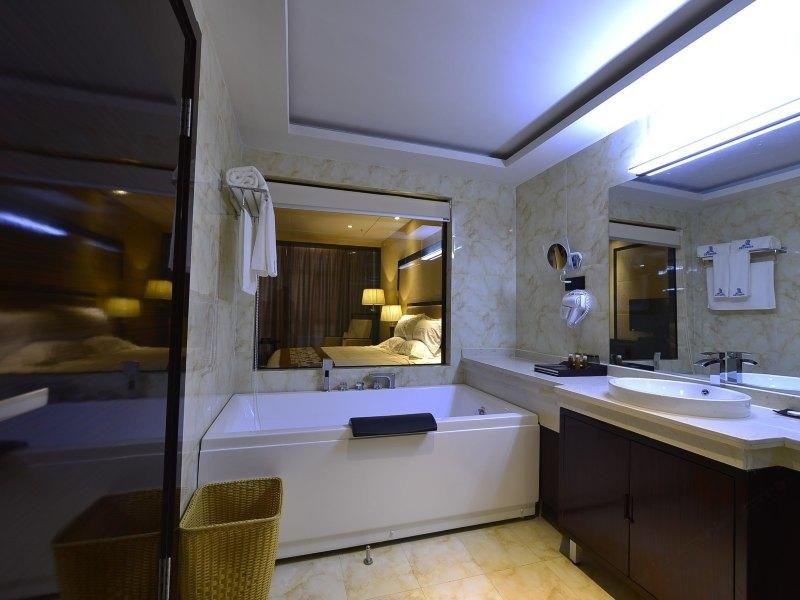 Huang He  International   Hotel