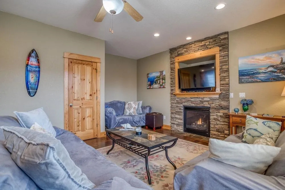 Gorgeous Kitchen and Fenced Backyard - Stunning Coastal Haven