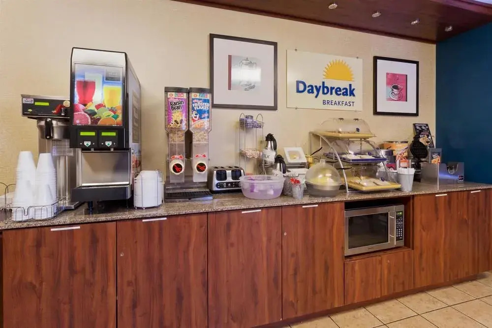 Days Inn by Wyndham Rockford I-90 Walking Distance to Casino
