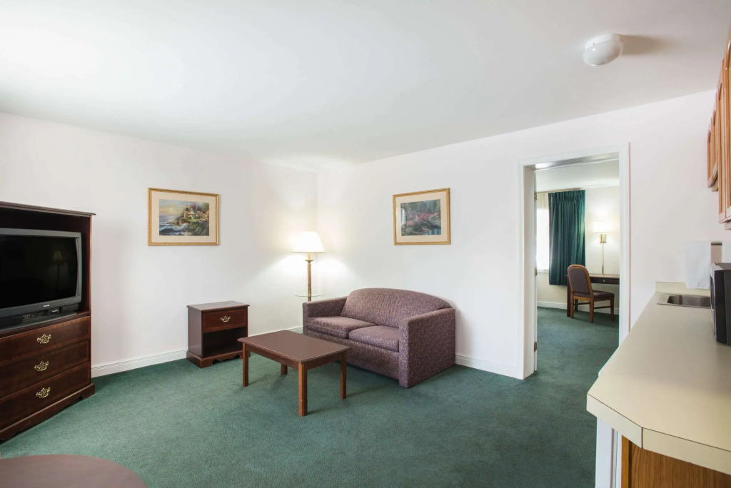 Travelodge by Wyndham Lake George NY