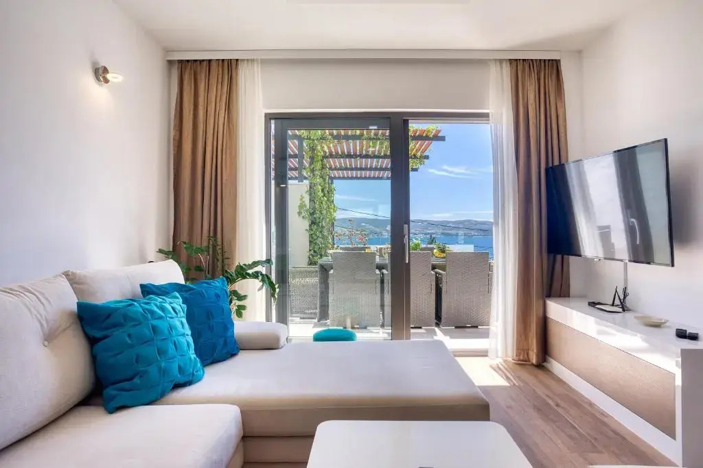LUXURY VILLA PARADISE 120m from sandy beach, heated pool, billiard, max 12 pax