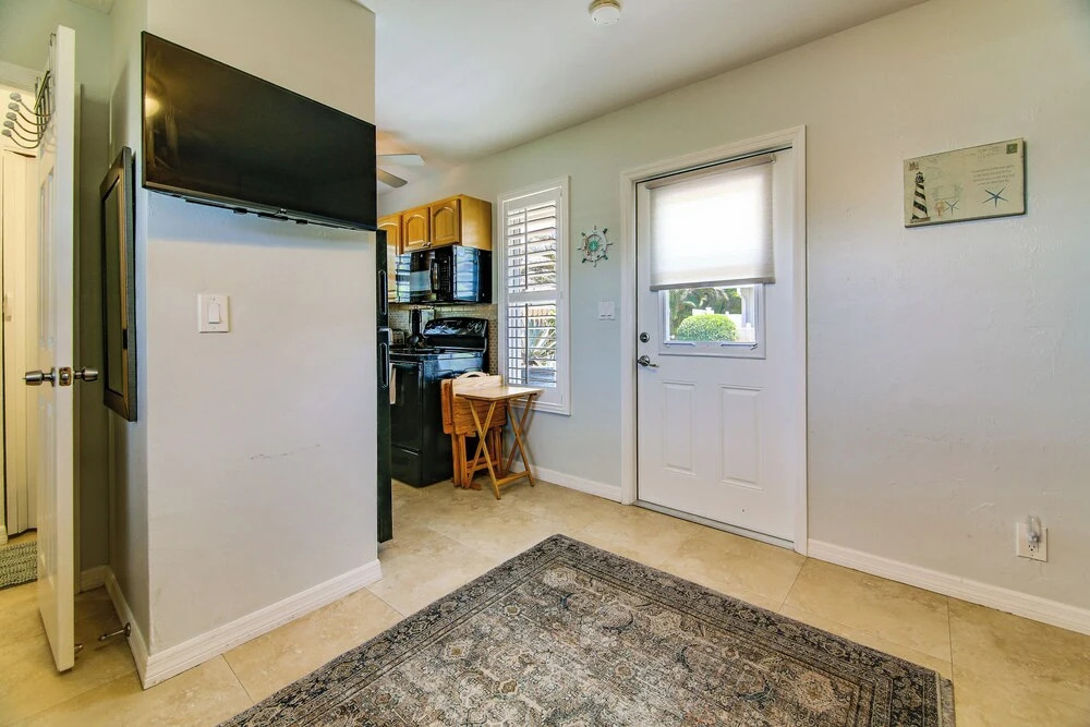 1 Mi to Vanderbilt Beach! Walkable Couples Haven
