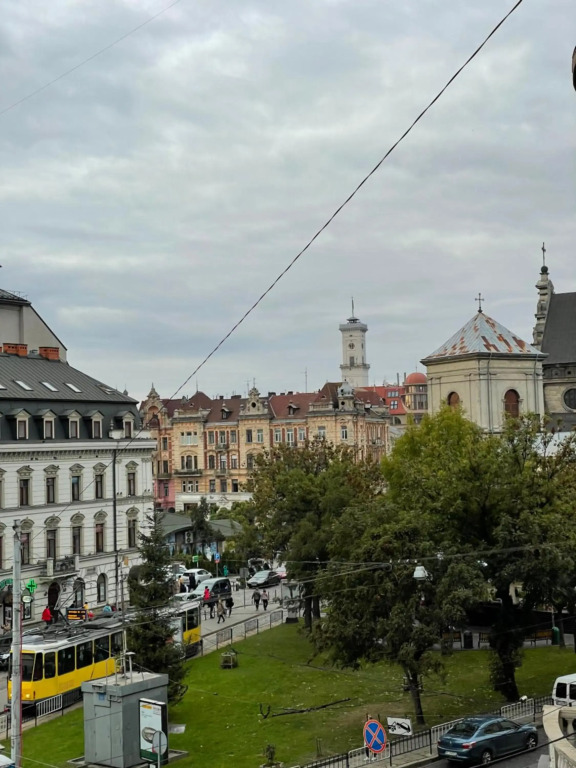 Metropolis apartment on Pekarska 2