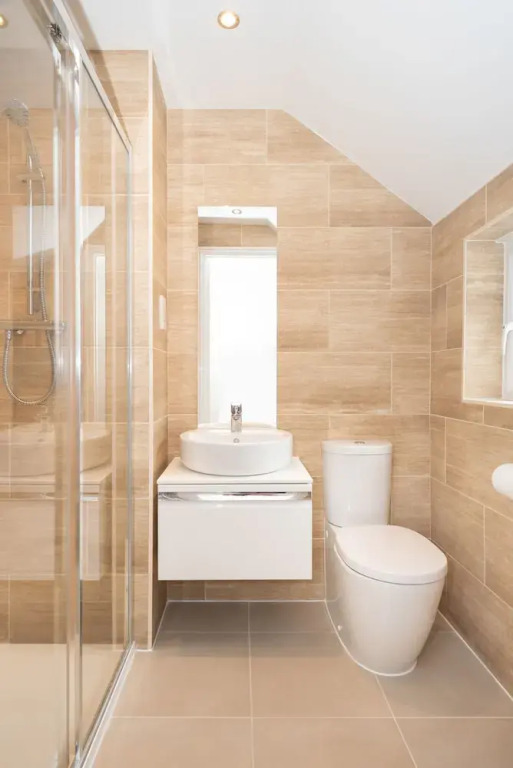 Huge & Modern 4 Bedroom House in York