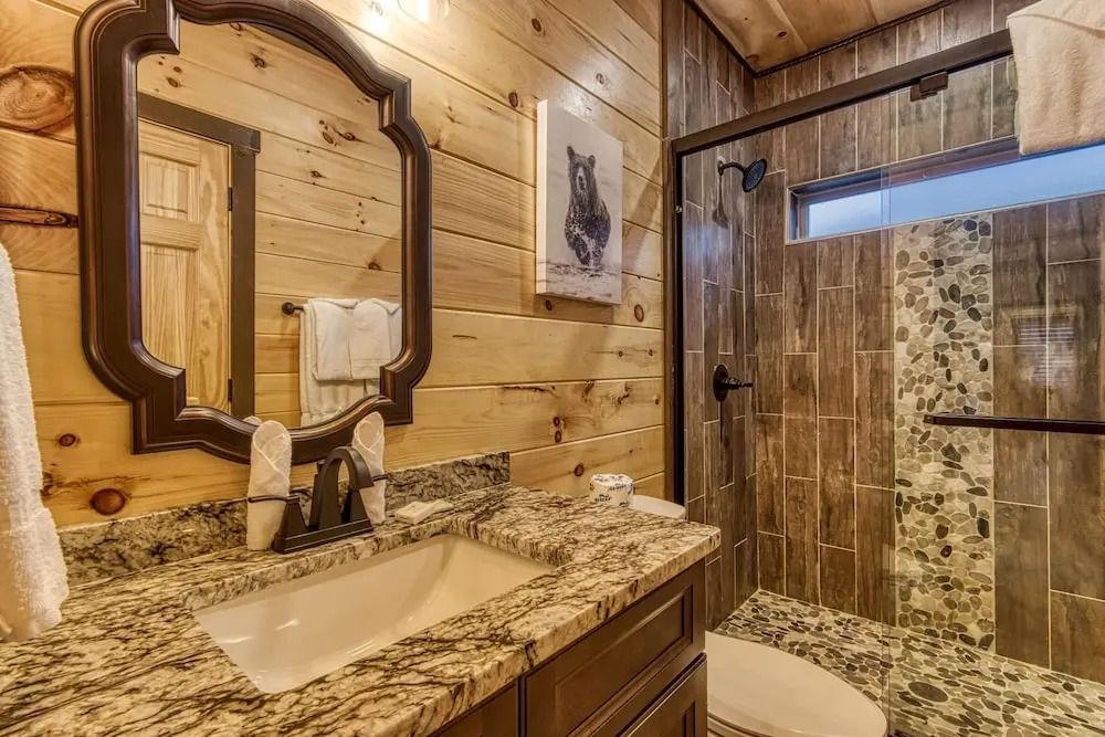 ERN823 - EAGLE FALLS - GREAT LOCATION WITH PRIVATE HEATED INDOOR POOL! CLOSE TO TOWN! cabin