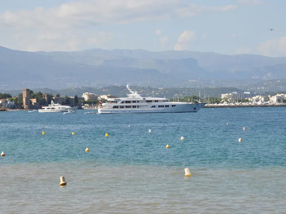 Modern air conditioned villa with pool on the Cote d 'Azur in beautiful surroundings