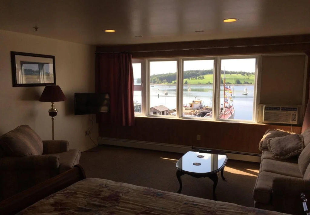 The Dockside Inn & Restaurant