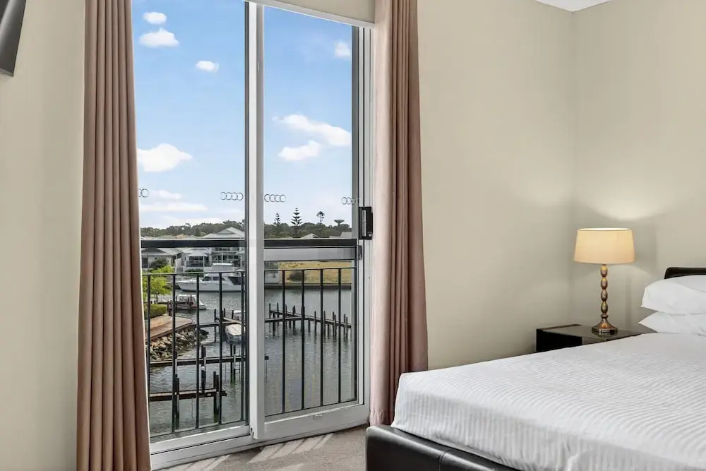 Serene 2-bed Apartment by the Canal
