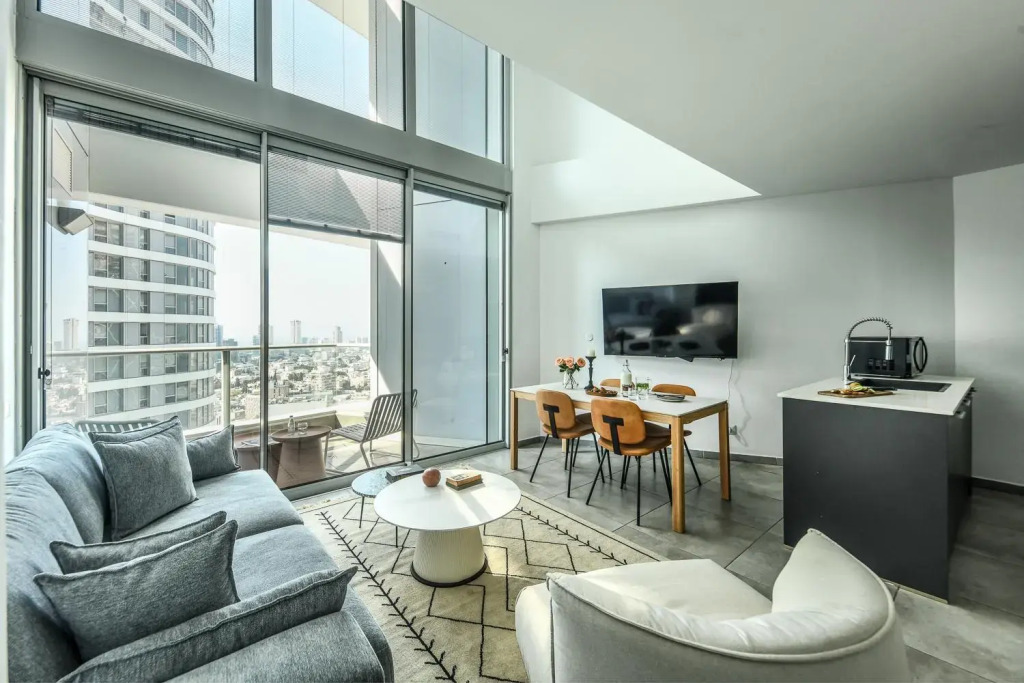 High-rise 3 bedroom Apartment with Balcony