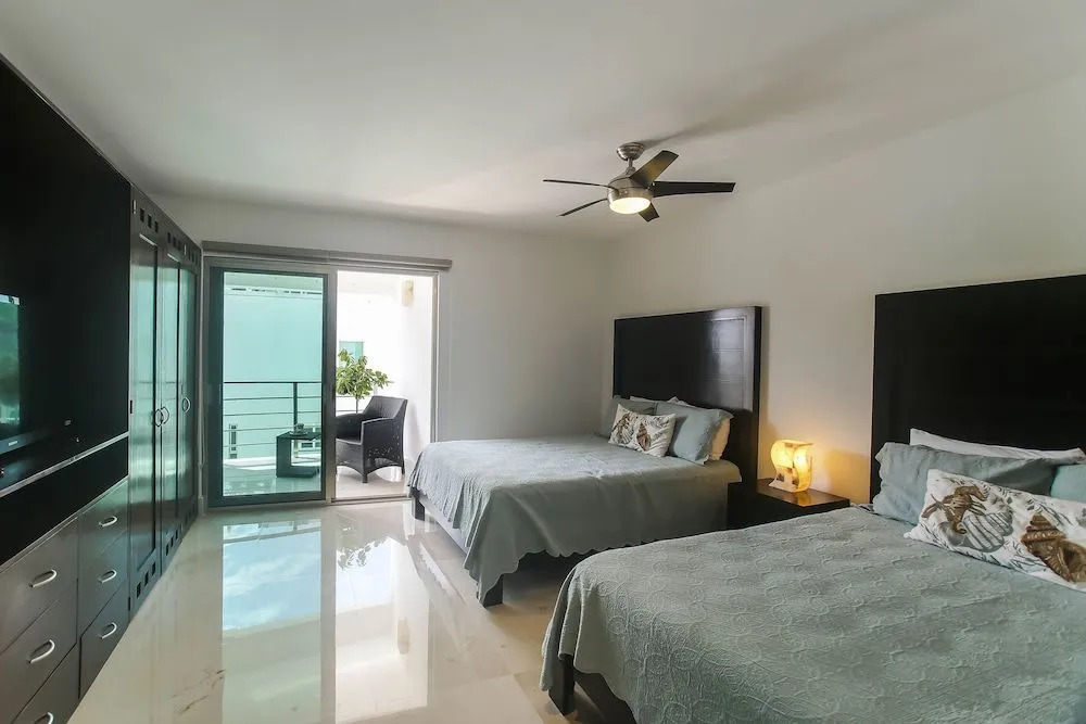 Luxurious & Central Condo In Playa Steps From The Beach