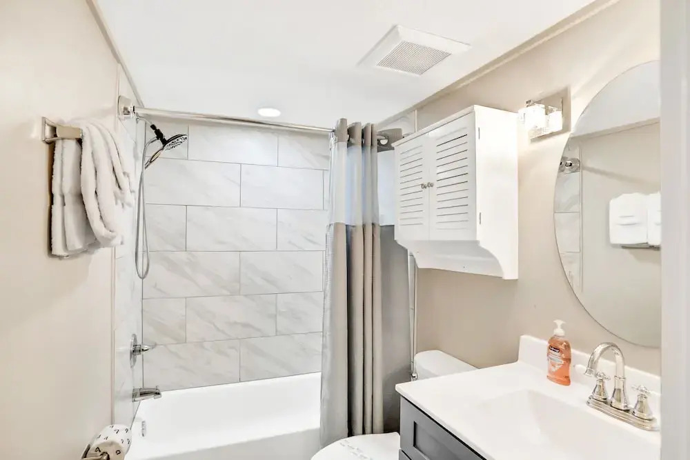 Modern Oceanview Condo With Multiple Balconies, Pool & W/D - Beach Access