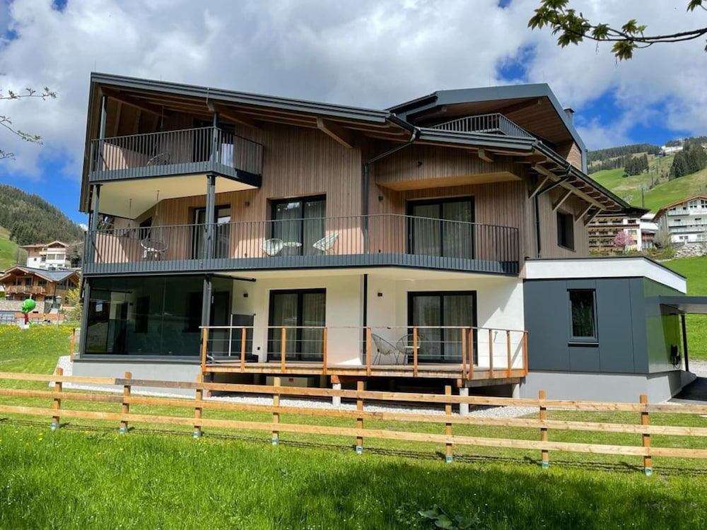 Bergzeit Flat Saalbach Directly on the ski Piste