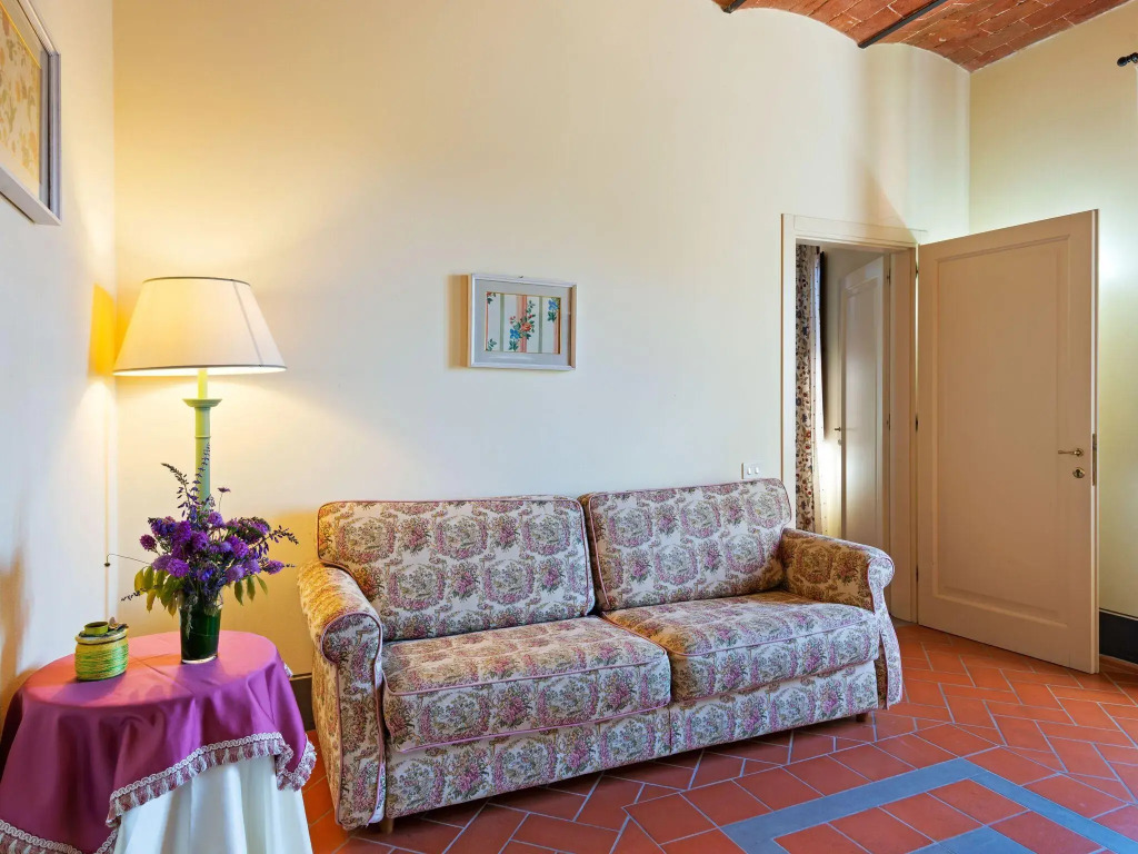 Graceful Apartment in San Miniato with Swimming Pool