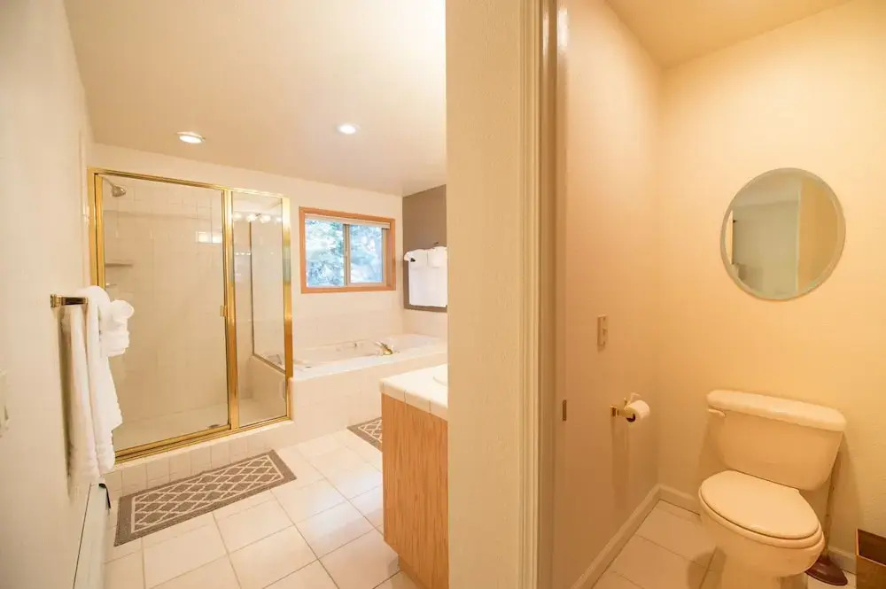 4BR House in the Pines w Hot Tub by RedAwning