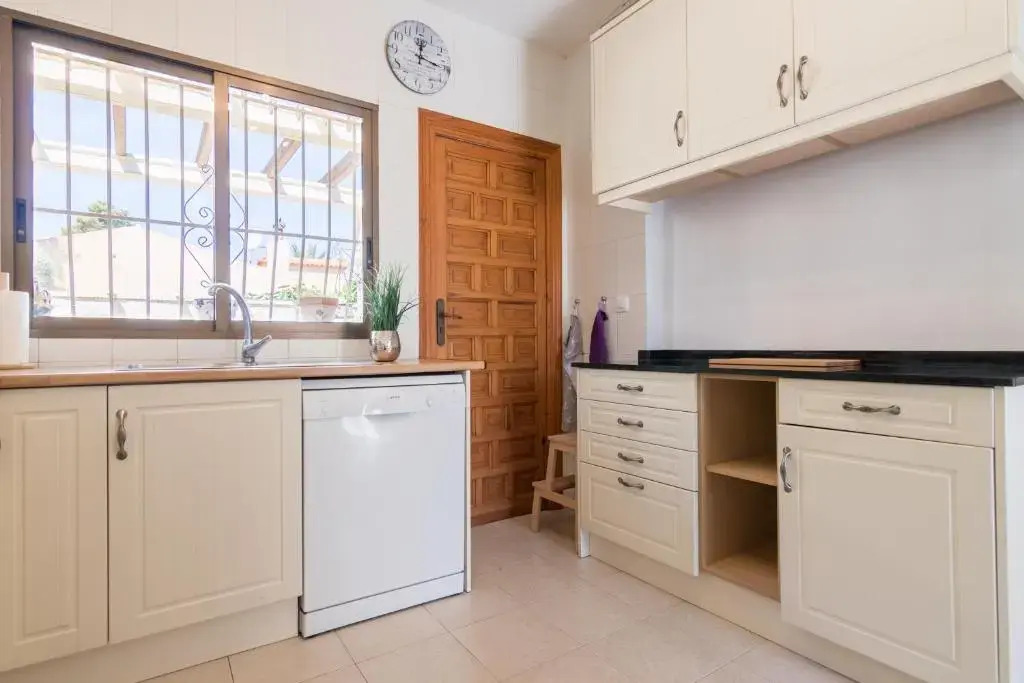 Charming one-floor villa with private pool in Los Balcones