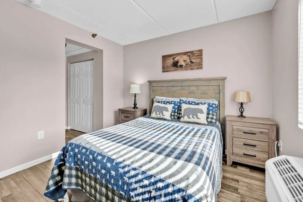 Trendy 2 BDR Condo w/ Pool + Hot Tub Near Downtown