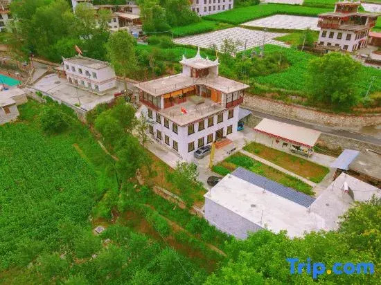 Sangdun Longzhu Homestay (Zhonglu Tibetan Village)