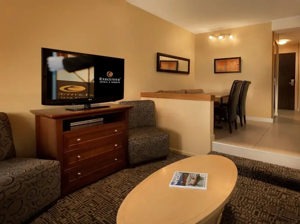 Mountain Side Hotel Whistler by Executive