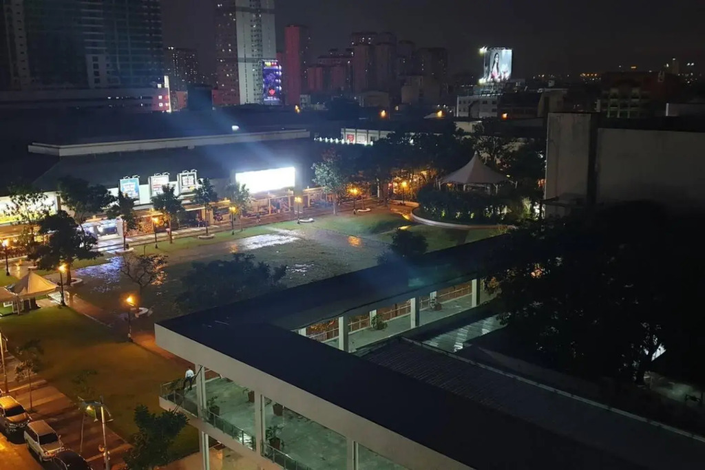 MANDALUYONG 2 Br w 2 Queen, 50HDtv across Shangrila Mall