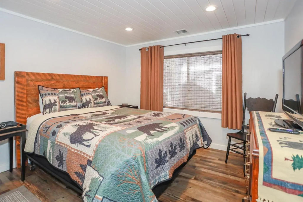 Comets Cabin 3 Bedroom Home by RedAwning