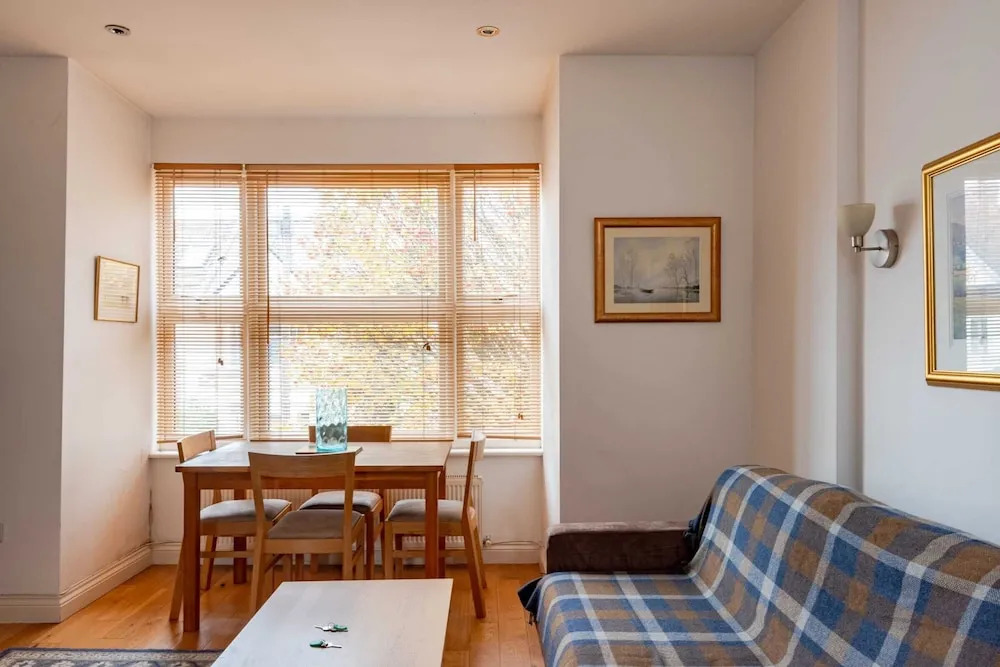 Bright and Spacious 2 Bedroom Flat