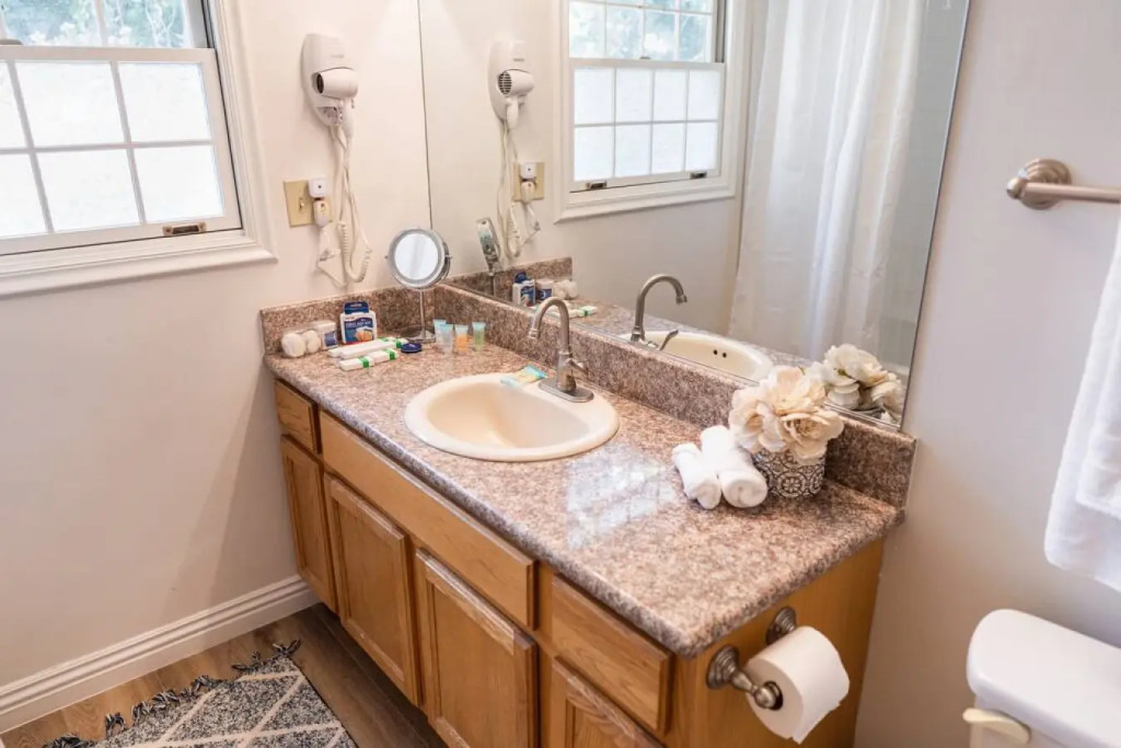 BEAUTIFUL 4-BEDROOM BURBANK HOME WITH SWIMMING POOL!  (p12)
