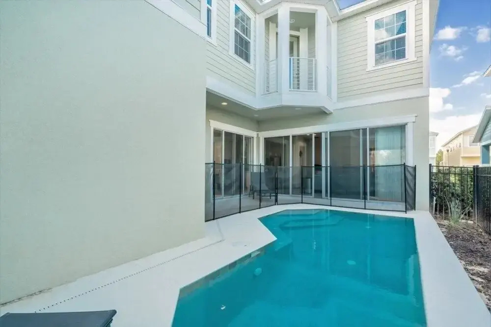 Spacious 5 Bedrrom/ 5 Bath Home- Private Pool, Full Kitchen, Free Wifi 5 Bedroom Villa by Redawning