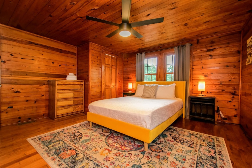 Spacious 6BR Compound w Fire Pit 15 Min to Town