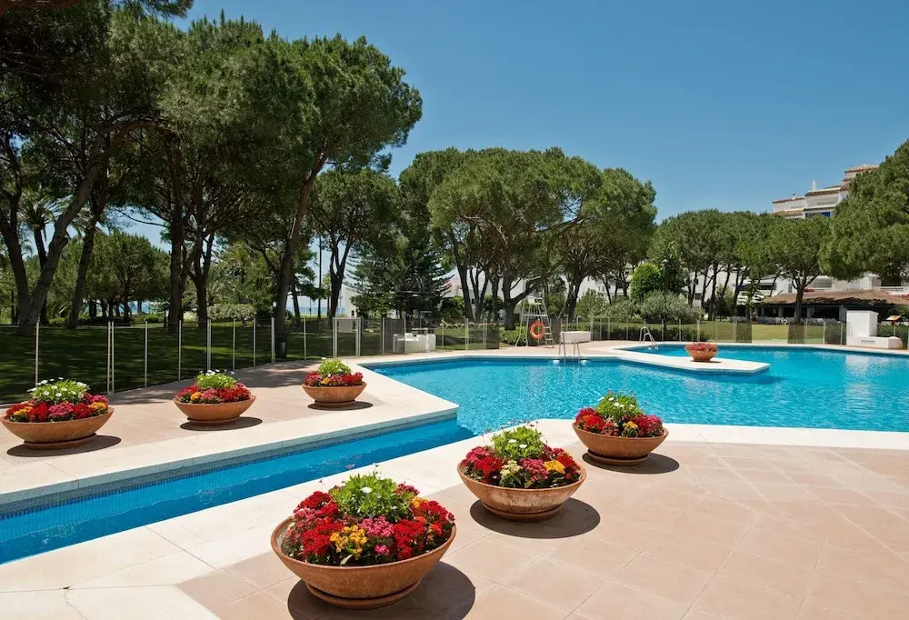 Beach Front Apt, Puerto Banus, Family Freindly, Free Wifi /parking.pools, Aircon