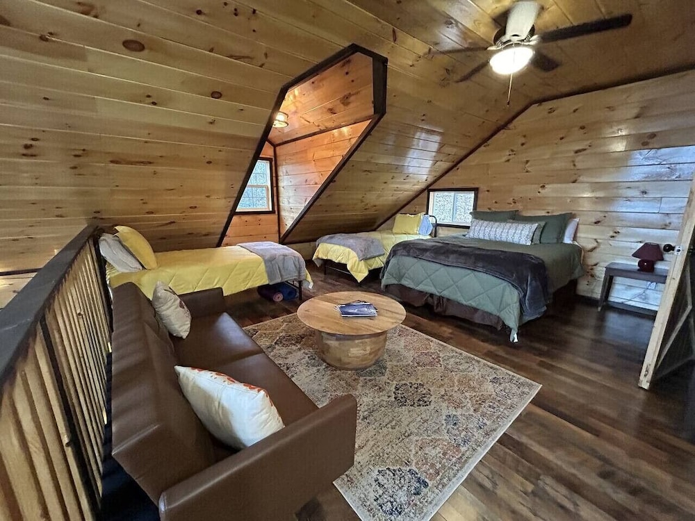 Wifi & Hot Tub, Large Family - Climb On in Rrg!