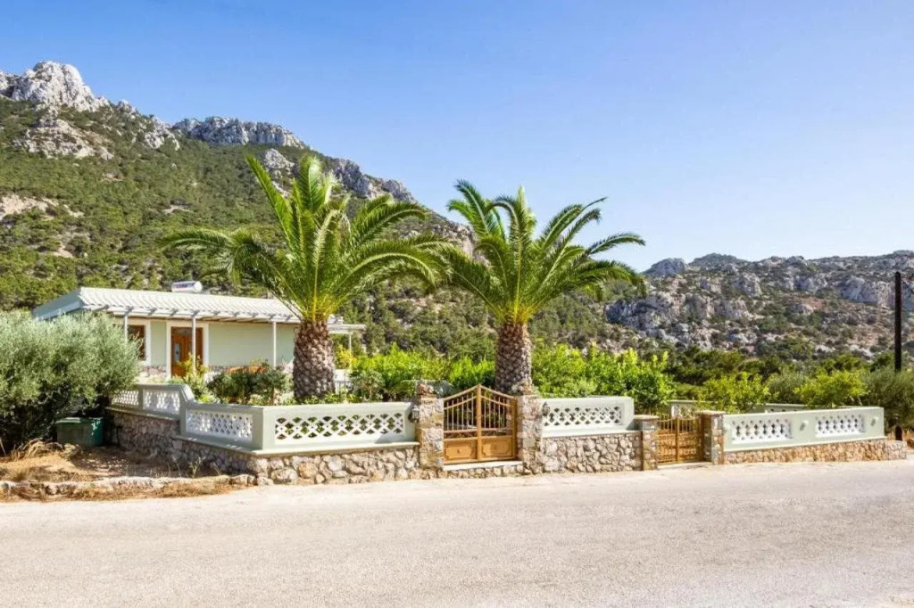 Reisis Family Residence
