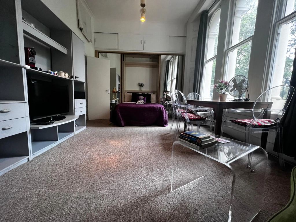 Hyde Park Studio Apartment With Private Terrace