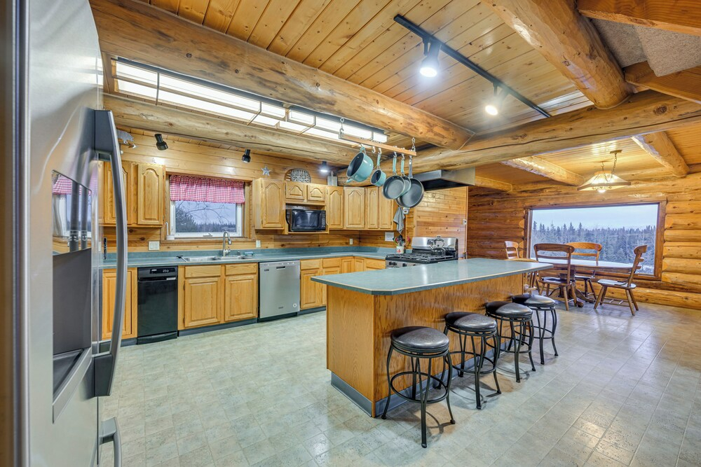 < 1 Mi to Kenai River: Spacious Cabin w/ Deck!