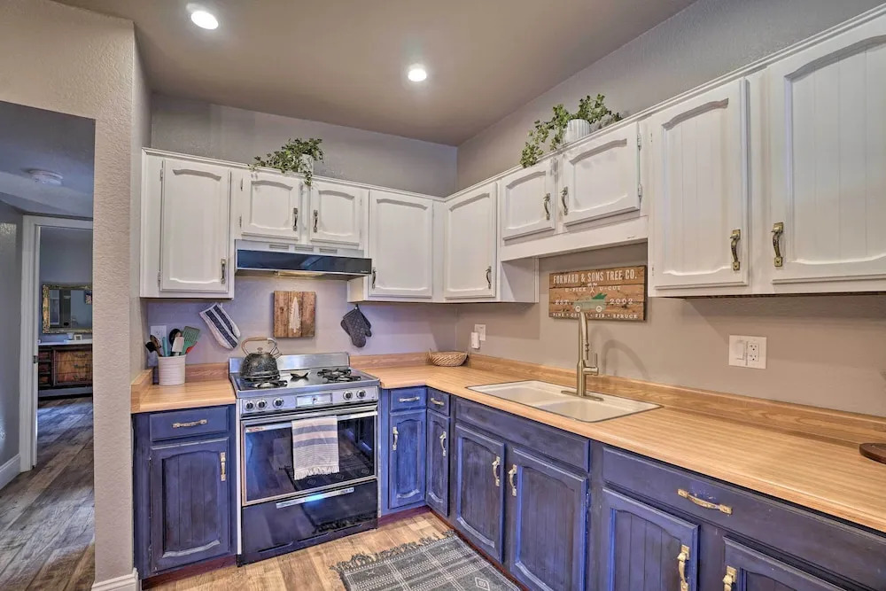 Luxe Route 66 Getaway w/ A/C in Downtown Williams!