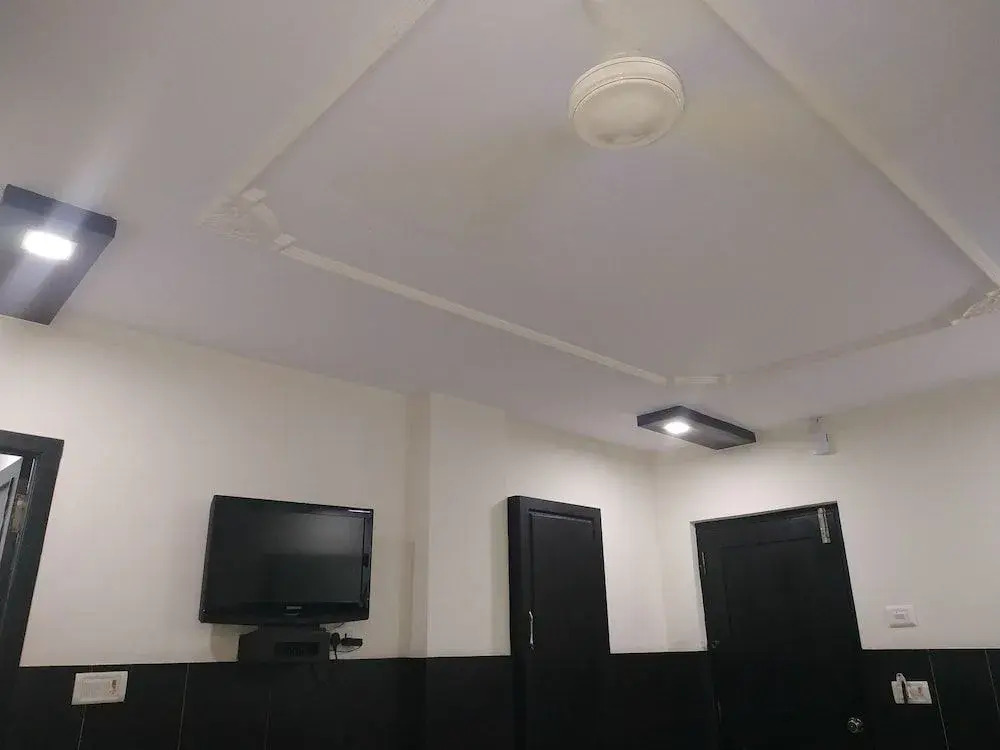 Iroomz Hotel Adhikar