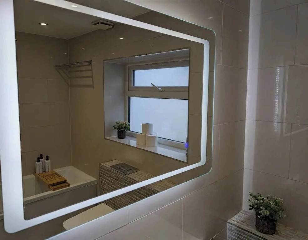 Luxury 3BR Home 20 Mins to London Garden Wi-fi