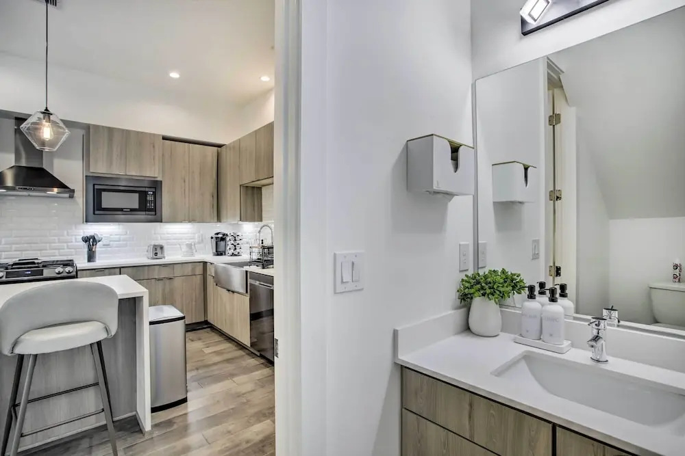 Newly-built Luxury Galleria Area Townhome!